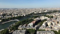 Foto: Dari lantai 2 menara, kita bisa melihat keteraturan ibu kota Prancis ini. Termasuk juga melihat Sungai Seine yang begitu bersih dan indah (Toriq/detikTravel)