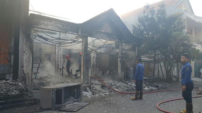 Rumah yang Difungsikan Bengkel dan Pertamini di Sidoarjo Terbakar