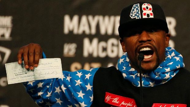 Pamer Cek 100 Juta Dolar, Mayweather Olok-olok Pendapatan McGregor
