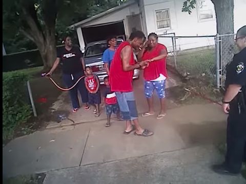 Aksi Pria Nekat, Lamar Kekasih Saat Ditangkap Polisi dan Tangan Diborgol