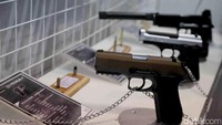 Tak hanya senapan serbu, Pindad juga memamerkan beberapa pistol.