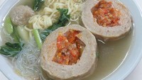 Selain Samyang, Bakso dengan isian sambal rawit juga bisa Anda temui di beberapa tempat. Sebut saja Bakso Boedjangan, Babeh Udin hingga Bakso Mas Dino. (Foto: Detikfood)