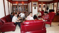 Rombongan datang ke Mabes Polri dengan dipimpin Ketua Pansus Hak Angket KPK Agun Gunandjar. 