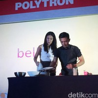 Sesekali Sophia mencuri kesempatan untuk mencolek dan menyicip adonan kue. Foto: Daniel Ngantung/Wolipop