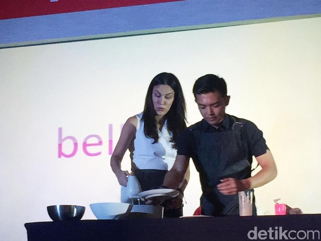 Sesekali Sophia mencuri kesempatan untuk mencolek dan menyicip adonan kue. Foto: Daniel Ngantung/Wolipop