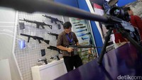 Penampakan Senapan Sniper Pindad yang dibuat di Bandung itu mampu menembak hingga jarak 2.000 meter atau 2 kilometer (km). Senapan ini diminati negara timur tengah seperti Yordania.