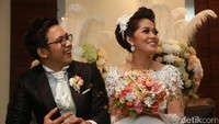 Wajah bahagia Gracia dan David saat menggelar resepsi di Dago, Bandung, Jawa Barat pada malamnya. Asep Syaifullah/detikHOT.