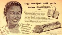 Seorang perempuan tersenyum untuk memamerkan giginya yang putih. Mungkin itu pesan Pepsodent kepada masyarakat agar rajin menggosok gigi. Istimewa/Pinterest.