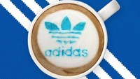Merek olahraga Adidas juga dibuat Ryan pada latte. Logo hingga tulisan Adidas memakai warna biru.
