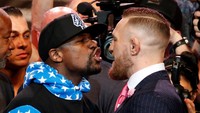 Saat bertemu dalam sesi jumpa pers, Mayweather (kiri) mencemooh soal pendapatan McGregor (kanan) dari tiap pertarungannya di UFC. Menurut petinju berusia 40 tahun itu, apa yang didapat McGregor cuma secuil dibandingkan miliknya. Lucy Nicholson/Reuters.