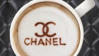 Lambang dan tulisan merek Chanel terukir di salah satu foto latte. Model tas kulit klasik Chanel menjadi latar latte.