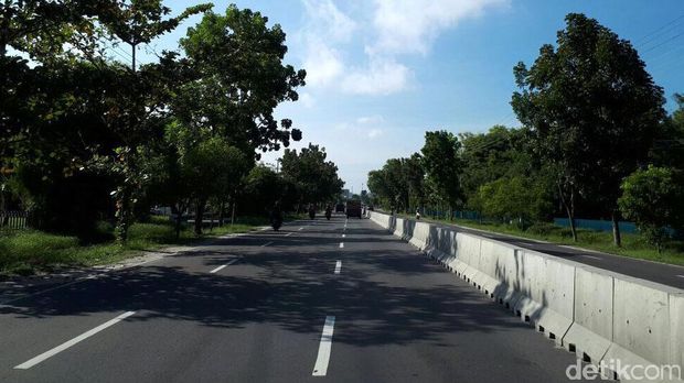 Mengintip Mulusnya Jalan Buatan Rusia di Palangka Raya Jalan Raya Tjilik Riwut membentang sepanjang 34 km dari Kota Palangkaraya-Tangkiling, Kalimantan Tengah. Jalan tersebut dibangun dengan melibatkan banyak insinyur dari Rusia.