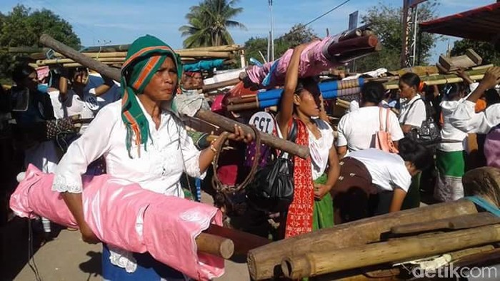 Masyarakat Sumba Bersiap Sambut Kedatangan Jokowi dengan Sukacita