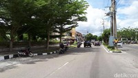 Jalan tersebut tampak mulus dan tak bergelombang sedikit pun. Hal tersebut membuat mobil yang melintas tak banyak merasakan gelombang saking mulusnya jalan tersebut.