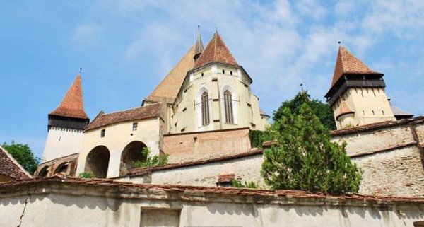 Traveler harus tahu nih, Desa Biertan merupakan salah satu desa Saxon yang palin penting dan romantis di Rumania. Di sana terdapat sebuah gereja benteng yang sudah terdaftar dalam UNESCO semejak 90-an. Setiap tahunnya desa ini selalu ramai dikunjungi wisatawan lho. (Stephen McGrath/BBC)