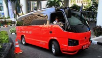 Ini adalah bus bertenaga listrik yang dibuat oleh Pusat Penelitian Tenaga Listrik dan Mekatronika LIPI. Bus listri tersebut sempat diujicoba di Gudung BPPT, Jakarta, Selasa (26/6/2012). Agung Pambudhy/detikFoto.