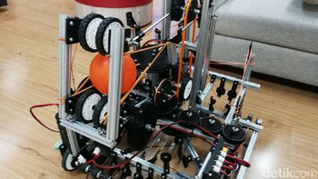 WowWi memiliki tujuh tugas. Pertama, Robot Explorer untuk menjelajahi lapangan dengan menggunakan semua roda.  Foto: detikINET/Muhammad Alif Goenawan