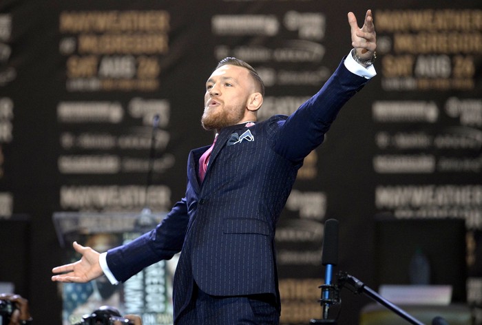 Psywar antara Conor McGregor dan Floyd Mayweather sudah dimulai. Mereka terlibat perang kata-kata cemoohan dalam jumpa pers di Staples Center, Los Angeles, Amerika Serikat, Selasa (11/7/2017).