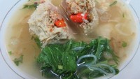 Bakso ukuran sedang punya Babeh Udin ini diisi dengan cincangan daging dan juga gelondongan rawit. Apalagi disantap dengan kuah kaldu gurih.  
