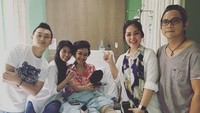 Saat Gracia dan David menjenguk alm. Julia Perez. (Dok. Instagram/graciaz14)