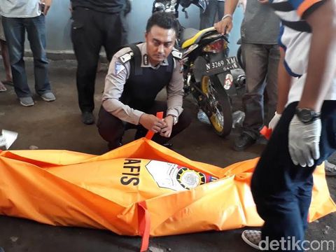 Jenazah Firman dibawa ke kamar mayat/