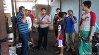 Pemilik kafe dan pembuat es kopi diperiksa polisi. Belum ada keterangan resmi apakah korban mengalami sakit jantung atau keracunan (Foto: Muhajir Arifin/detikcom)