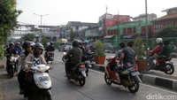 Sejumlah pengendara motor nekat berputar balik ditempat yang terdapat marka jalan (dilarang berputar) arah.