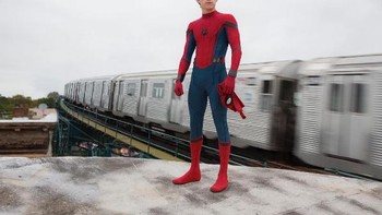 Aksi yang ia bagikan di Instagram kadang tidak ada di film. Foto: @tomholland2013
