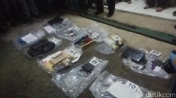 Geledah Kediaman Teroris di Bandung, Polisi Sita Bahan Bom Panci