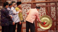 JK memukul gong bertanda dibukanya Simposium Nasional di Gedung Nusantara IV, Kompleks Parlemen, Jakarta, Rabu (12/7/2017). 