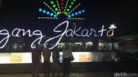 Selama di Monas, mereka hanya berfoto-foto di depan Monas saja dan berwisata kuliner. Sayang ya tidak naik sampai ke atas (Raja Adil Siregar/detikTravel)