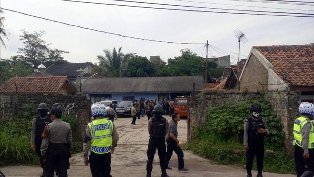  Penggeledahan terduga teroris AAB alias Abu Umar yang ditangkap di Sukabumi, Rabu (12/7/2017)
