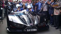 Mobil-mobil listrik buatan Institut Teknologi Sepuluh Nopember (ITS) Surabaya dites menuju Surabaya pada 2 Mei 2014. Muhammad Ikhsan/detikcom.