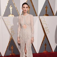 Aktris Rooney Mara selalu memasang ekspresi wajah datar dan fierce. Seperti Victoria Beckham, ia juga enggan tersenyum di depan publik. Kenapa aku harus berpura-pura senyum? Rasanya tidak jujur bagku. Aku akan tersenyum kalau ada sesuatu yang membuatku bahagia. Kalau aku tersenyum, kamu akan tahu itu tulus, katanya kepada Vogue. Foto: Getty Images