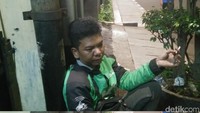Kepada detikcom, Erik mengatakan uang yang dipakai untuk membeli pesanan tersebut adalah uang untuk membayar sekolah anaknya. Foto: Aditya Fajar Indrawan/ detikcom