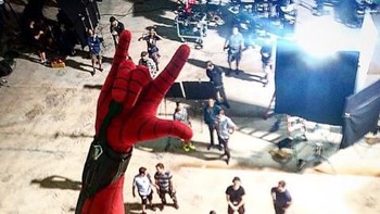 Di akun Instagram-nya, aktor Spider-Man Tom Holland kadang membagikan fotonya di balik layar syuting. Ini salah satunya. Foto: @tomholland2013
