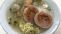 Namanya saja sudah bakso mercon, kebayangkan rasanya? Pasti pedas! Bakso ini ada di Jalan Karet Pedurenan No. 9E.