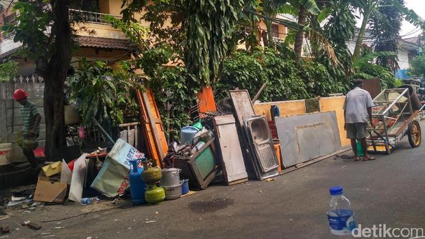 Penertiban bangunan oleh Sudin UMKM Jakpus di Pasar Baru