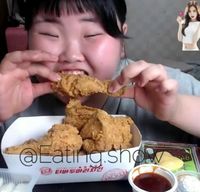 Seorang anak menikmati ayam goreng dengan cara Mukbang.