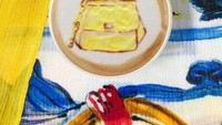 Selain logo merek populer, Ryan berkreasi dengan latte art bentuk tas. Contohnya saja Sicily Bag warna kuning dari Dolce & Gabbana ini.