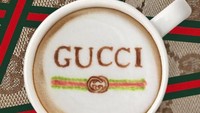 Akun Instagram Designer Lattes mengunggah berbagai foto latte dengan logo brand ternama. Salah satunya adalah Gucci. Latte dihiasi lambang G yang terkenal lengkap dengan ciri khas garis warna merah dan hijau.