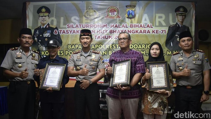 Tiga Warga Sidoarjo Pemberani ini dapat Penghargaan dari Polisi