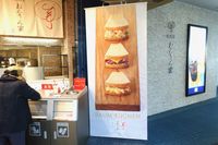 Di Resto Ini Roti Diganti dengan Cake untuk Mengapit Lembaran Daging