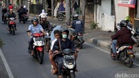 Melawan arus tentu dilarang karena dapat membahayakan pengguna jalan lainnya. Memang tidak ada ketentuan yang secara ekplisit melarang kendaraan melawan arus. Akan tetapi, pada umumnya terdapat rambu lalu lintas seperti pada di gambar.