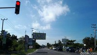 Kendaraan melintas di jalan yang dibangun pada 1962.