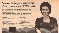 Iklan Ajinomoto menampilkan seorang perempuan yang mengenakan kebaya dengan rambut disanggul. Wanita itu tampak sedang menyajikan makanan yang telah diberi penyedap rasa Ajinomoto. Istimewa/Pinterest.