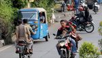 Tidak Takut Bahaya, Pemotor Nekat Melawan Arus
