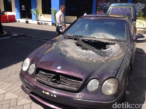 Mercedez Benz terbakar di traffic light Jalan Mayjen Sungkono/ 