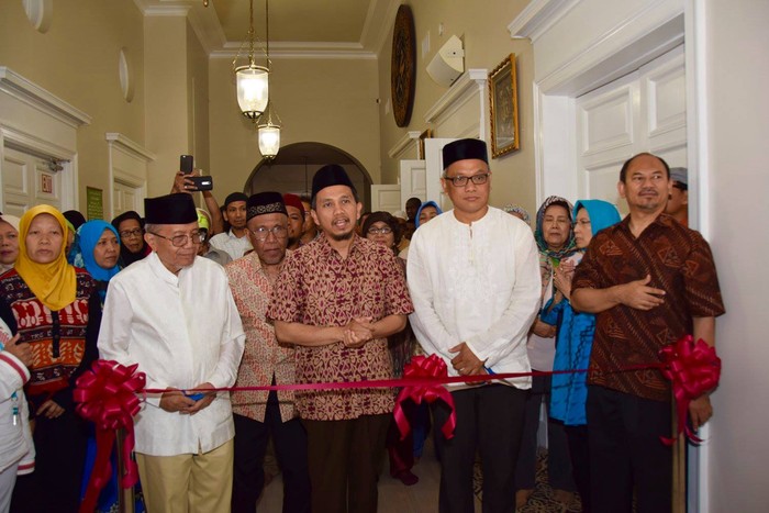 Taufiq Ismail Buka Perpustakaan Komunitas Muslim Indonesia di AS