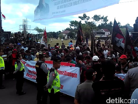 Warga demo di depan kantor Pemkab Blitar